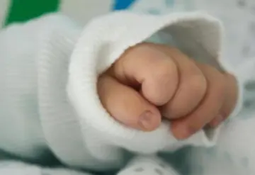 Bebé muestra en su funeral signos de vida, la llevan a hospital y muere