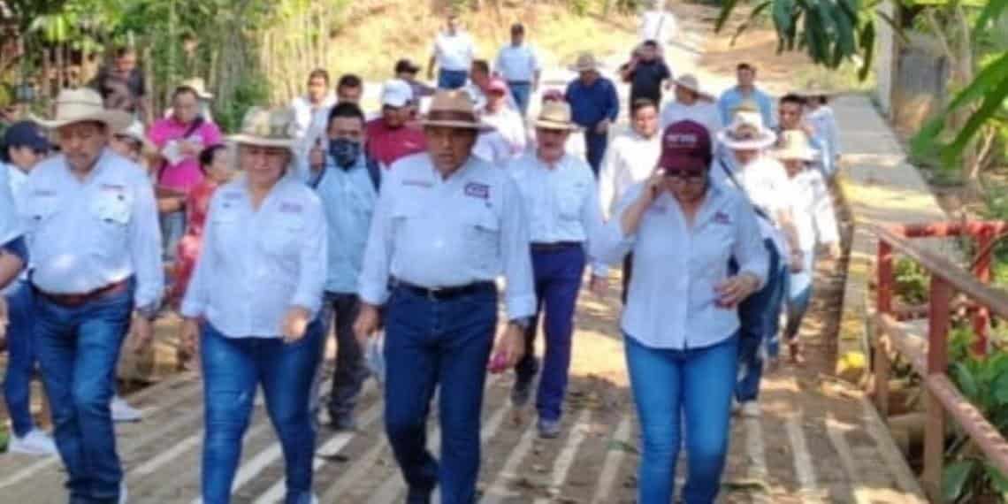 Javier May Rodríguez sostiene visita zonas de Tacotalpa