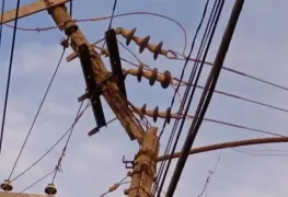 Joven se electrocuta tras subir a un poste de luz para espantar palomas en Perú