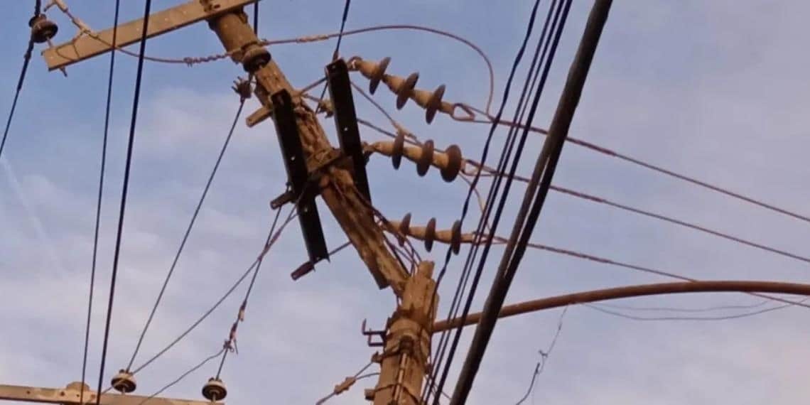 Joven se electrocuta tras subir a un poste de luz para espantar palomas en Perú