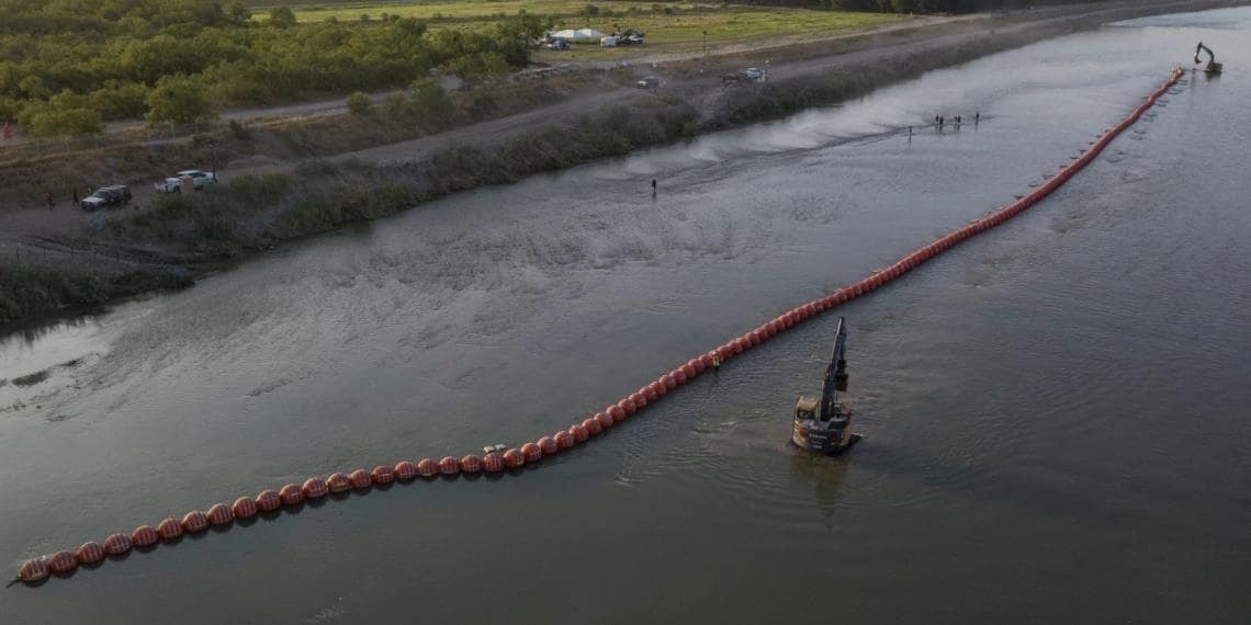 Avanza con demanda contra Texas por barrera en el río Grande