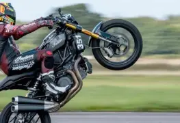 Motociclista hace caballito, pierde el control y choca contra policía