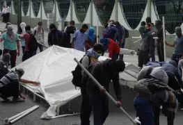 Padres de los 43 normalistas de Ayotzinapa Exigen diálogo con AMLO e instalan plantón frente a Palacio Nacional