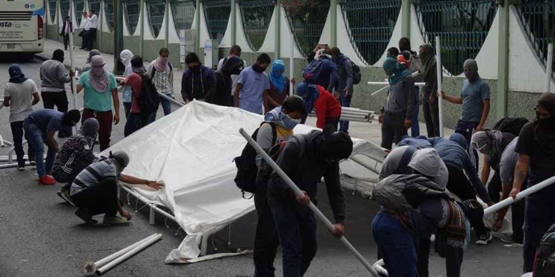 Padres de los 43 normalistas de Ayotzinapa Exigen diálogo con AMLO e instalan plantón frente a Palacio Nacional