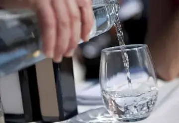 Restaurantes en México recibirán multa millonaria por cobrar agua natural