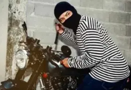 De no creerse, hombres persiguen y arrollan a ladrones en moto que los habían asaltado