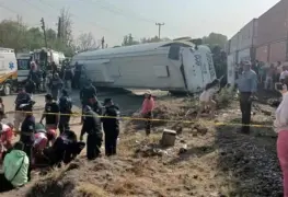 Imprudencia, por quererle ganar al tren autobús de pasajeros es embestido en Atitalaquia, Hidalgo