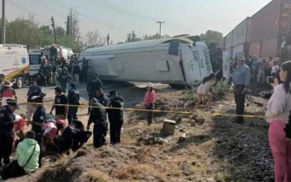 Imprudencia, por quererle ganar al tren autobús de pasajeros es embestido en Atitalaquia, Hidalgo