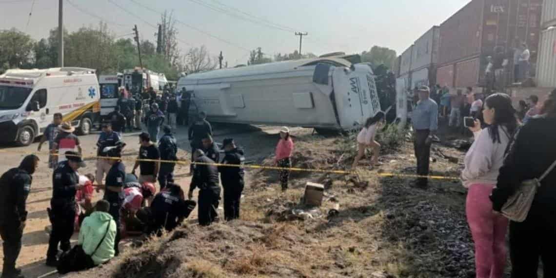 Imprudencia, por quererle ganar al tren autobús de pasajeros es embestido en Atitalaquia, Hidalgo