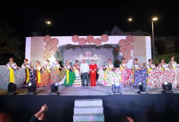 En una espectacular noche, imponen bandas a las hermosas aspirantes a Flor del Cacao 2024