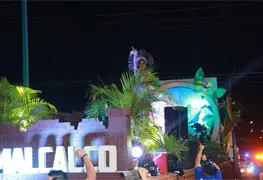 Comalcalquenses disfrutan del espectacular desfile de carros aleg&oacute;ricos de las bellas aspirantes a Flor del Cacao 2024