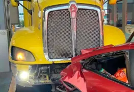 Detienen a trailero que chocó con carro en el que viajaba una familia en caseta de Las Américas