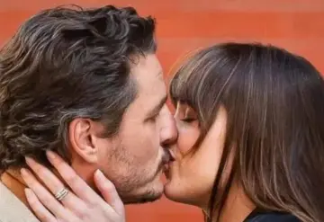 Captan a Pedro Pascal y Dakota Johnson besándose