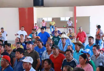 Gobierno de Comalcalco y CFE se reúne con habitantes de Ciudad Tecolutilla y presentan avances en mejora del servicio