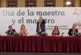 AMLO aumenta 10% el salario a maestros