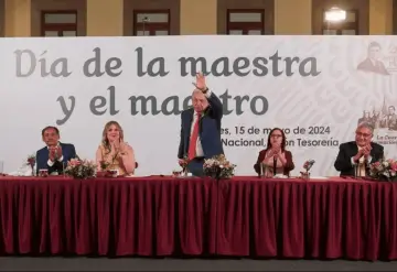 AMLO aumenta 10% el salario a maestros