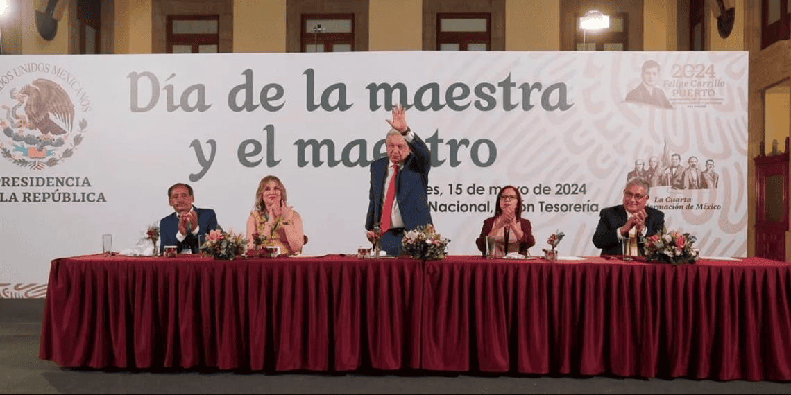 AMLO aumenta 10% el salario a maestros