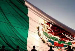 Bandera estar&aacute; izada en el Z&oacute;calo durante marcha Marea Rosa, dice AMLO