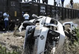 Camioneta con personal se queda sobre las vías y tren la arrolla, en Irapuato