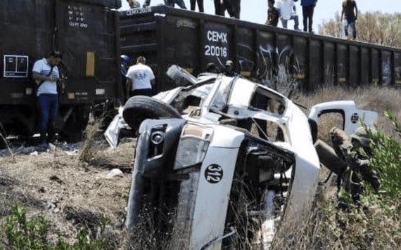 Camioneta con personal se queda sobre las vías y tren la arrolla, en Irapuato