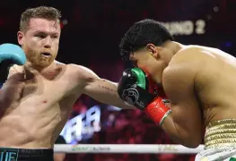 Canelo Álvarez golpea a aficionado para cumplirle un sueño