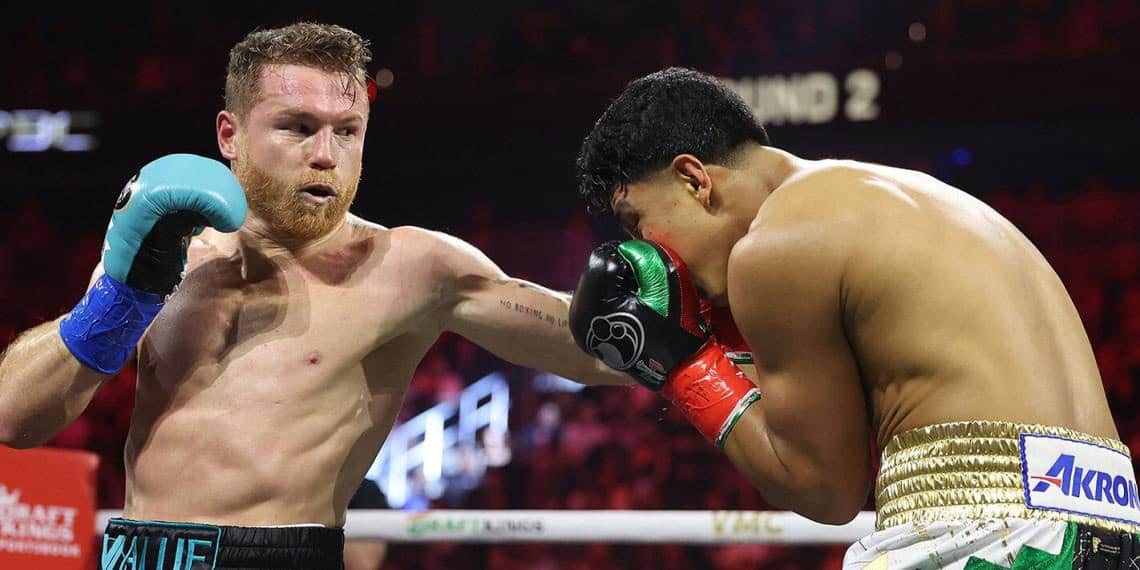 Canelo Álvarez golpea a aficionado para cumplirle un sueño