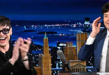 Peso Pluma cuenta el origen de su peinado a Jimmy Fallon