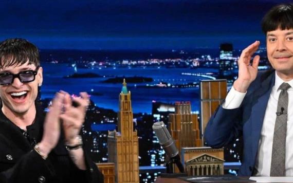 Peso Pluma cuenta el origen de su peinado a Jimmy Fallon