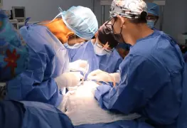 Extraen más de 100 gusanos de la boca de una mujer tras mal procedimiento dental