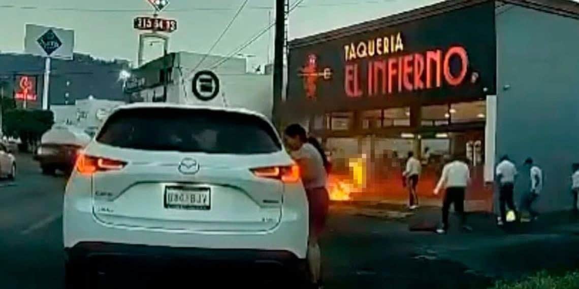 Tragafuegos rocía gasolina a mariachis y les prende fuego en Morelia