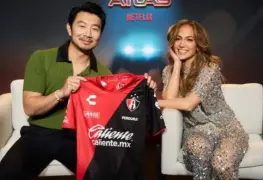 Así posaron Jennifer López y Shang-Chi con playera de Atlas para promover su nueva película