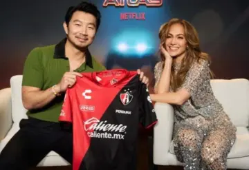 Así posaron Jennifer López y Shang-Chi con playera de Atlas para promover su nueva película