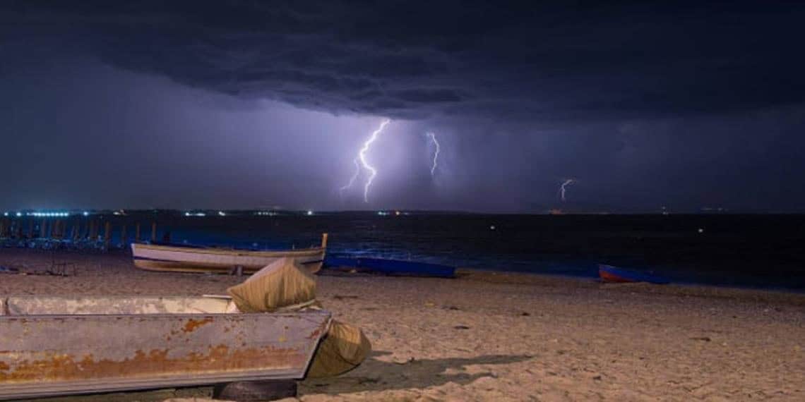 Un rayo impactó a 3 menores en playa de Puerto Rico