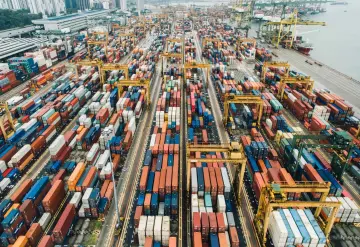 5 ventajas de rentar plataformas de elevación para la logística portuaria