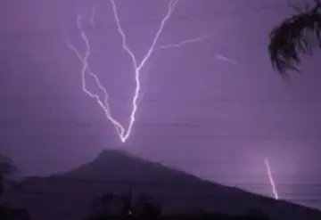 Video: Espectacular tormenta de rayos en el Cerro de la Silla en Monterrey