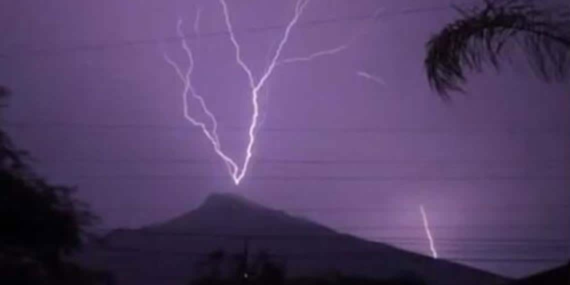 Video: Espectacular tormenta de rayos en el Cerro de la Silla en Monterrey