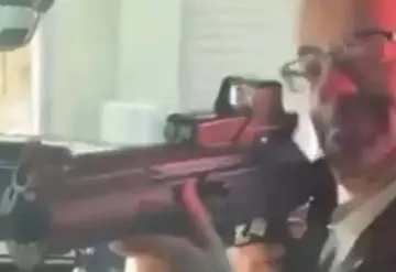 Embajador británico en México apunta con un arma a trabajador; lo cesan del cargo