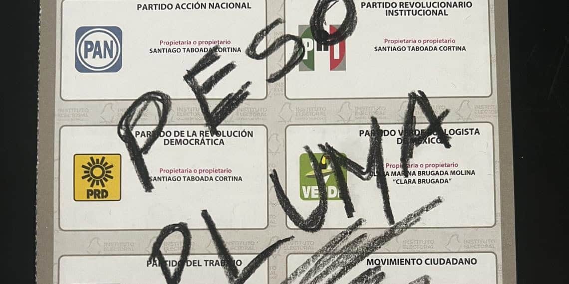 Joven presume que escribió Peso Pluma en boleta electoral; usuarios lo critican