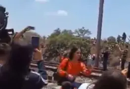 Por una selfie mujer pierde la vida al ser golpeada por un tren