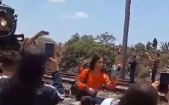 Por una selfie mujer pierde la vida al ser golpeada por un tren