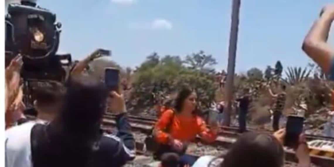 Por una selfie mujer pierde la vida al ser golpeada por un tren