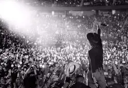 Vuelve a brillar Enrique Bunbury en su regreso a Guadalajara