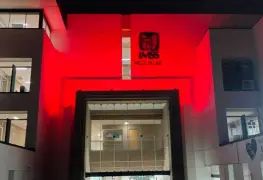 El IMSS Tabasco está fomentando la donación altruista de sangre, y los edificios se iluminan de color rojo en apoyo a esta causa.