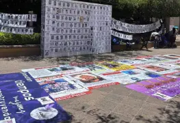 Feministas colocan tendedero de padres deudores alimenticios