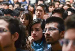 "Espero morir pronto": jóvenes, preocupados ante incertidumbre económica y falta de acceso a vivienda