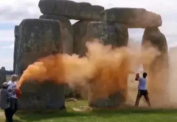 Vandalizan Stonehenge con pintura naranja y son detenidos; es una vergüenza