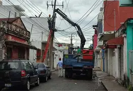 Gobierno de Comalcalco hace frente y da soluci&oacute;n a  vecinos por problema con el servicio de energ&iacute;a el&eacute;ctrica en la colonia Centro