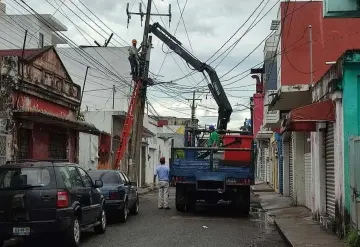 Gobierno de Comalcalco hace frente y da solución a  vecinos por problema con el servicio de energía eléctrica en la colonia Centro