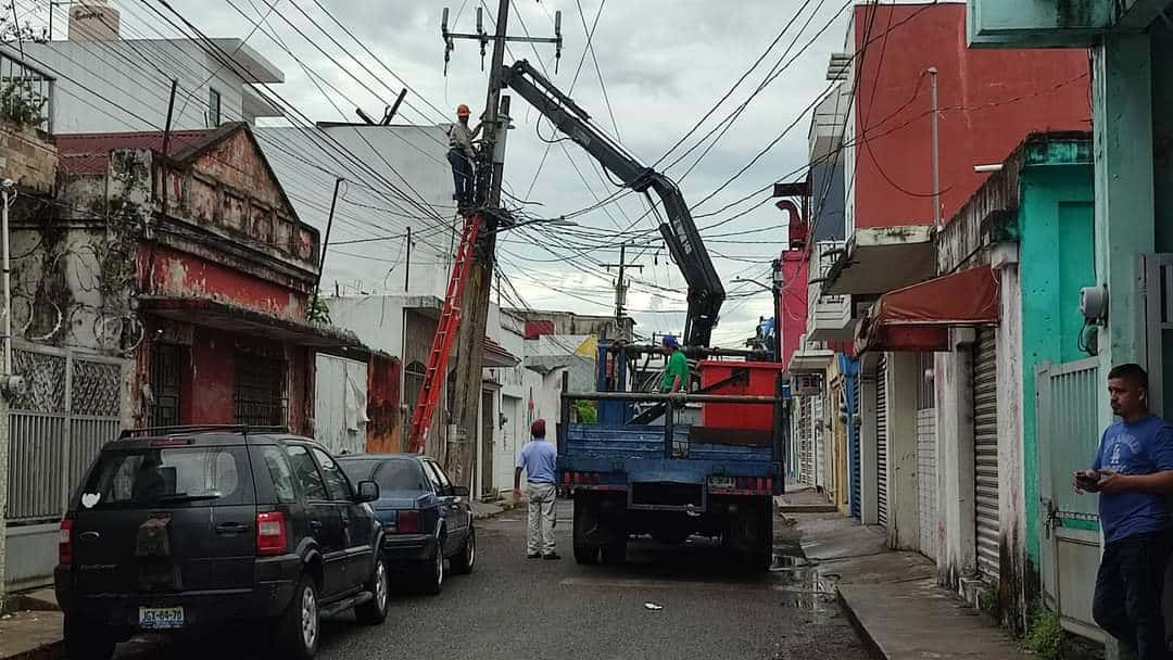 Gobierno de Comalcalco hace frente y da solución a  vecinos por problema con el servicio de energía eléctrica en la colonia Centro