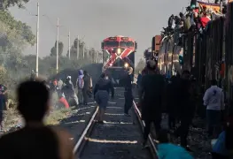 Mujer migrante intenta subir al tren ´La Bestia´ y cae